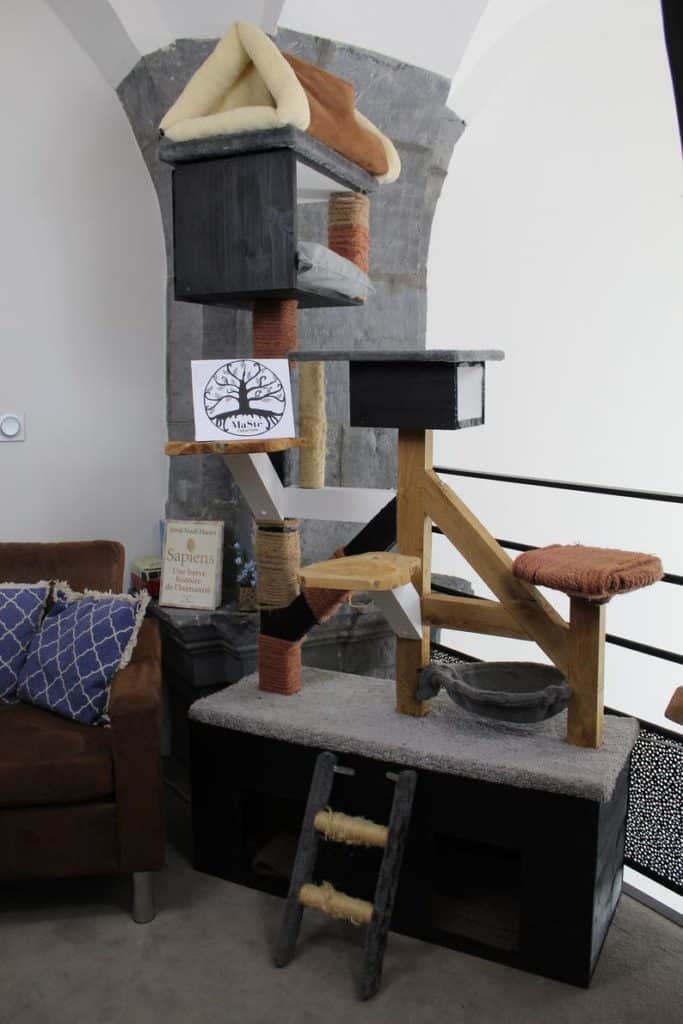 arbre a chat bois et tissu cube niche