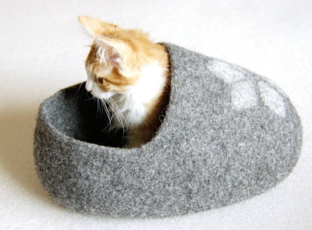 objet design chat cavite allongee laine feutre