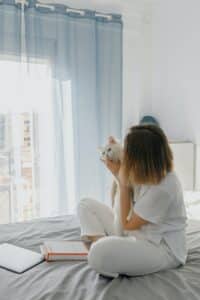 Prenez votre chat dans les bras et caressez-le