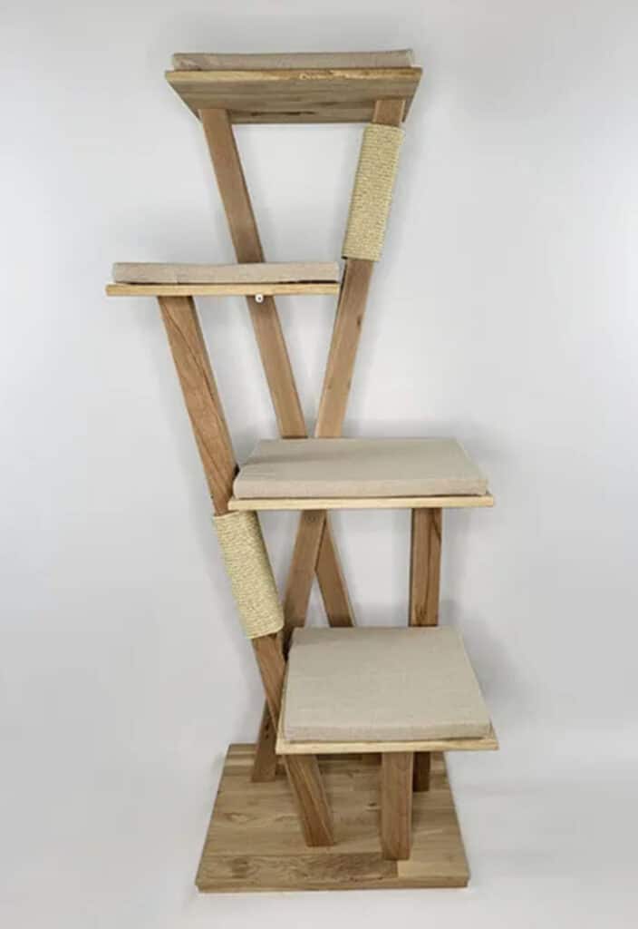 arbre a chat artisan unique travaillant le bois massif