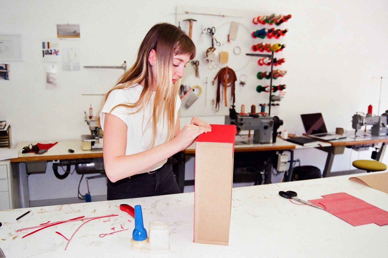 Axelle Vertommen dans son atelier