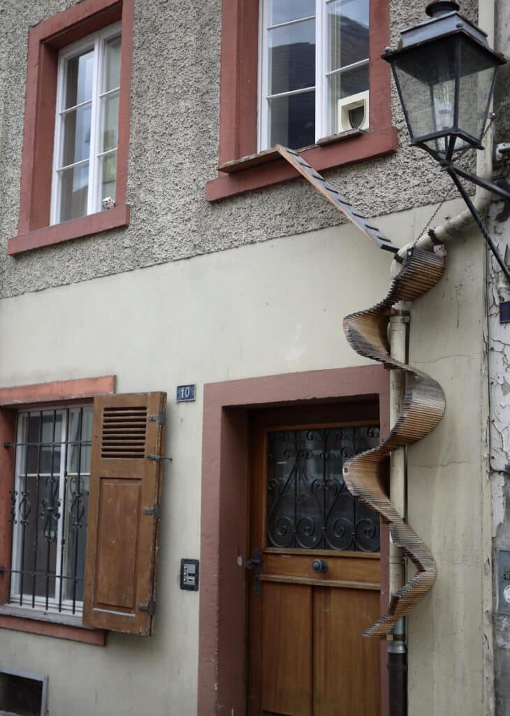arbre a chat urbain spirale gouttiere descente
